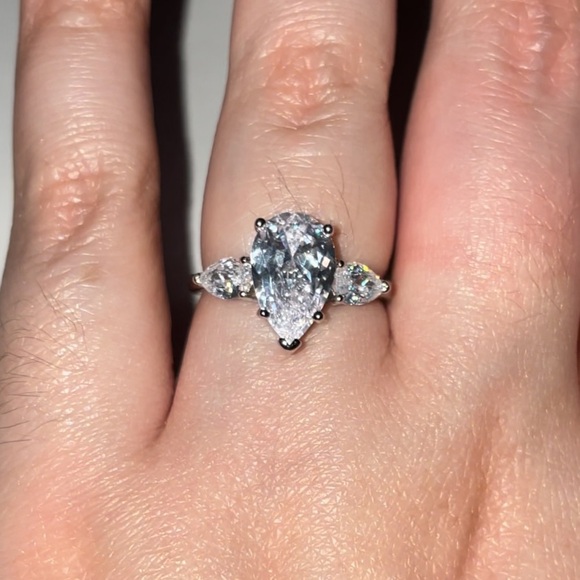 Sterling silver diamond simulant ring - Picture 1 of 12